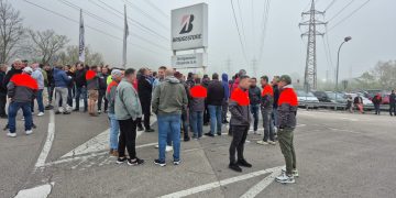 Arranca con apoyo total la huelga en Bridgestone Puente San Miguel contra el ERE que amenaza 211 empleos