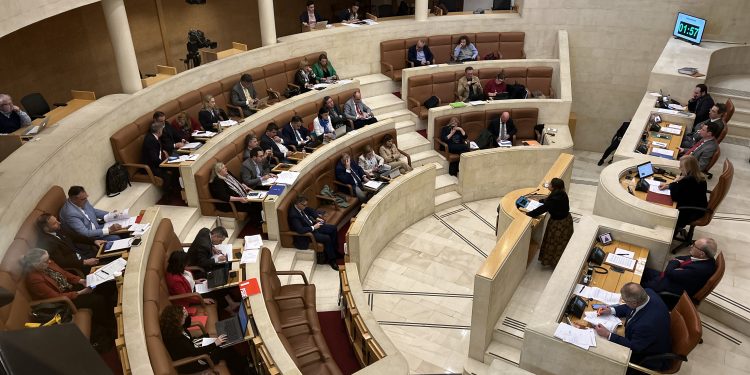 El Parlamento cántabro se une para exigir la inclusión de la comunidad en el Corredor Atlántico