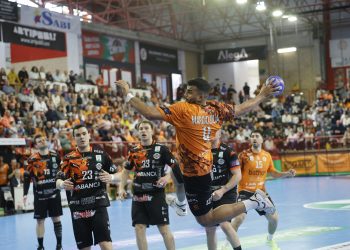 Duelo de altura en Torrelavega: el Bathco BM recibe al Granollers con el billete a Irún en juego