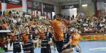 Duelo de altura en Torrelavega: el Bathco BM recibe al Granollers con el billete a Irún en juego