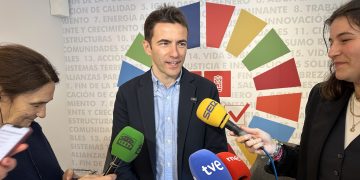 Pedro Casares exige a Buruaga una rectificación y propone pactos por la educación y la sanidad en Cantabria