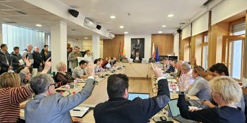 El Pleno de Torrelavega aprueba la adjudicación del transporte urbano y escolar por 29,2 millones