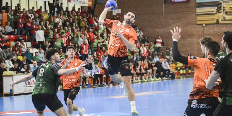 El Bathco Torrelavega firma una victoria de autoridad en Cuenca y mantiene su racha como visitante