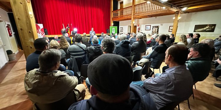Pablo Diestro arranca su campaña a las primarias del PRC arropado por un centenar de vecinos en Puente San Miguel