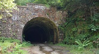 El entorno del túnel de La Engaña se transforma: aparcamiento, albergue y centro ciclista para impulsar el turismo en Vega de Pas