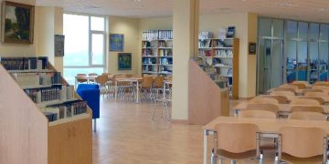 La Biblioteca Municipal Elena Soriano celebra el Día del Libro con actividades y una exposición temática de «Alicia en el País de las Maravillas»