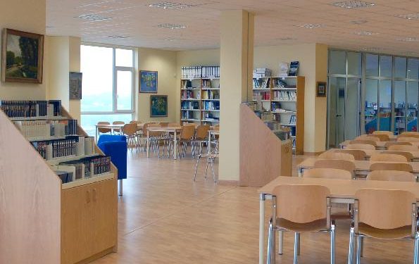 La Biblioteca Municipal Elena Soriano celebra el Día del Libro con actividades y una exposición temática de «Alicia en el País de las Maravillas»