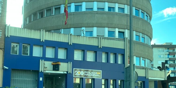 Detenido en Torrelavega un hombre con orden de ingreso en prisión durante un control policial en el barrio de Duález