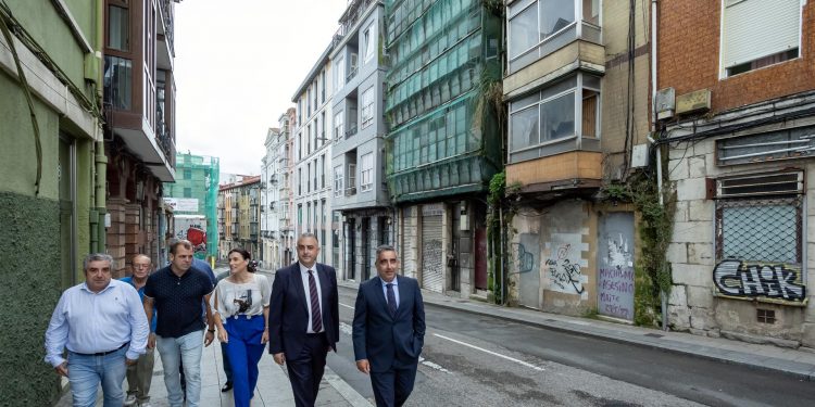 Santander adjudica la demolición de los edificios 9 y 13 de la calle Alta por más de 250.000 euros