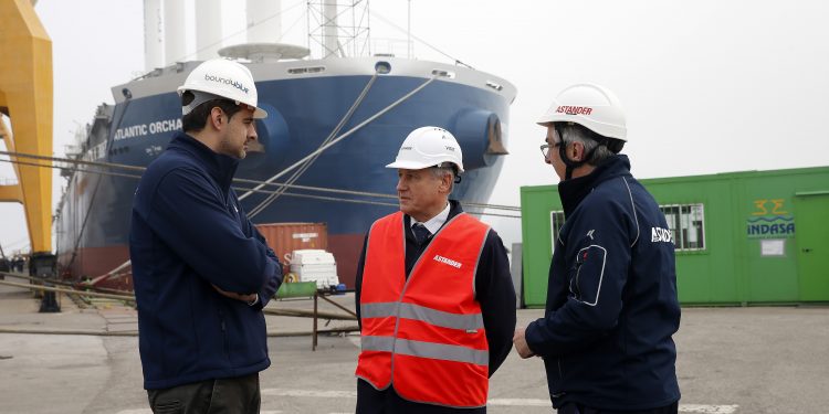 Cantabria impulsa la innovación marítima con la botadura del primer buque con las velas de succión más grandes del mundo