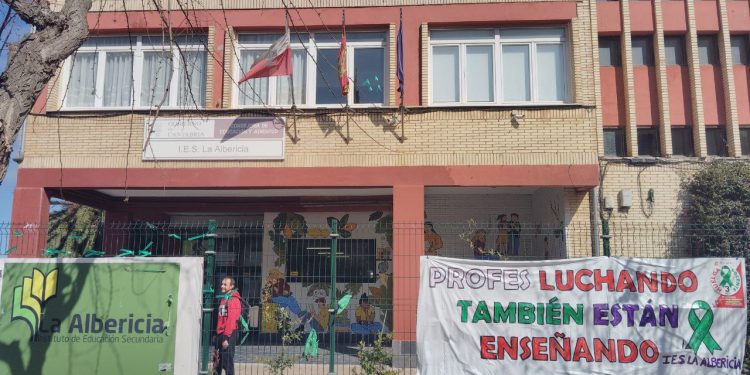 El profesorado de Cantabria protagoniza su primera huelga desde 2020 con masiva manifestación por mejoras salariales