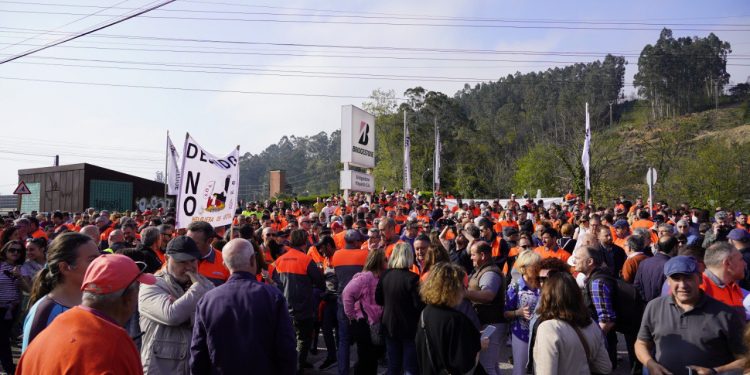 Multitudinaria protesta en Torrelavega contra los despidos en Bridgestone: «No somos números, somos familias»