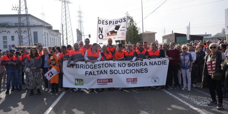 Multitudinaria protesta en Torrelavega contra los despidos en Bridgestone: «No somos números, somos familias»