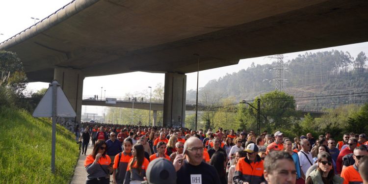 Multitudinaria protesta en Torrelavega contra los despidos en Bridgestone: «No somos números, somos familias»