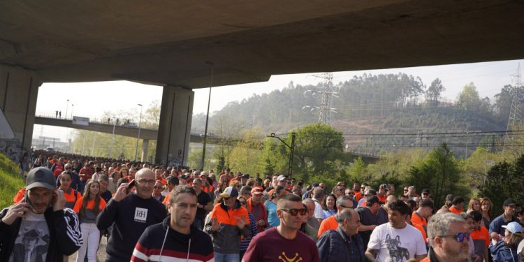Multitudinaria protesta en Torrelavega contra los despidos en Bridgestone: «No somos números, somos familias»