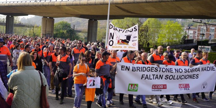 Multitudinaria protesta en Torrelavega contra los despidos en Bridgestone: «No somos números, somos familias»