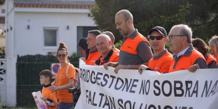 Multitudinaria protesta en Torrelavega contra los despidos en Bridgestone: «No somos números, somos familias»