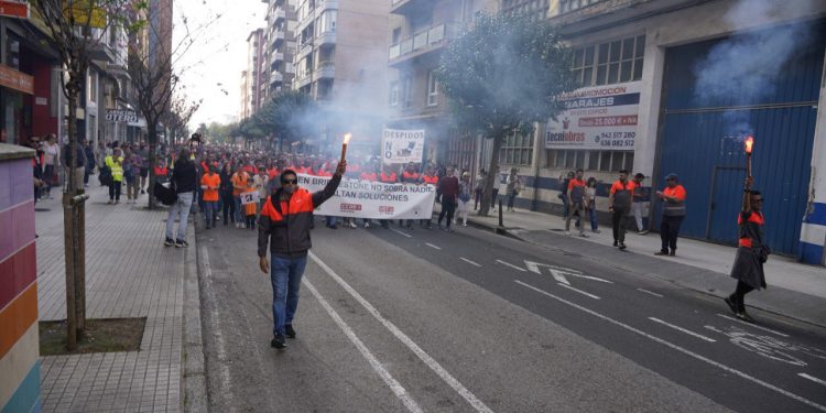 Multitudinaria protesta en Torrelavega contra los despidos en Bridgestone: «No somos números, somos familias»