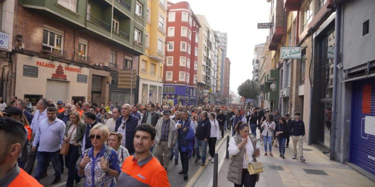 Multitudinaria protesta en Torrelavega contra los despidos en Bridgestone: «No somos números, somos familias»