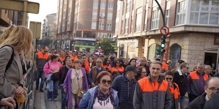 Multitudinaria protesta en Torrelavega contra los despidos en Bridgestone: «No somos números, somos familias»