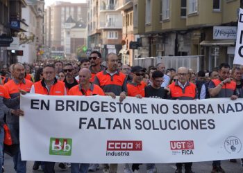 Multitudinaria protesta en Torrelavega contra los despidos en Bridgestone: «No somos números, somos familias»