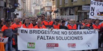 Multitudinaria protesta en Torrelavega contra los despidos en Bridgestone: «No somos números, somos familias»