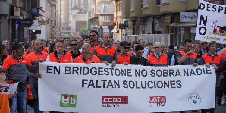 Multitudinaria protesta en Torrelavega contra los despidos en Bridgestone: «No somos números, somos familias»