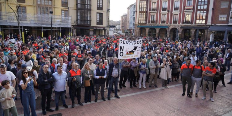 Multitudinaria protesta en Torrelavega contra los despidos en Bridgestone: «No somos números, somos familias»