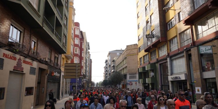 Multitudinaria protesta en Torrelavega contra los despidos en Bridgestone: «No somos números, somos familias»