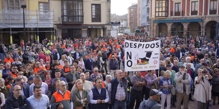 Multitudinaria protesta en Torrelavega contra los despidos en Bridgestone: «No somos números, somos familias»