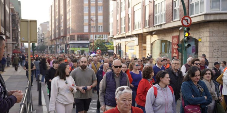 Multitudinaria protesta en Torrelavega contra los despidos en Bridgestone: «No somos números, somos familias»