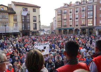 Multitudinaria protesta en Torrelavega contra los despidos en Bridgestone: «No somos números, somos familias»
