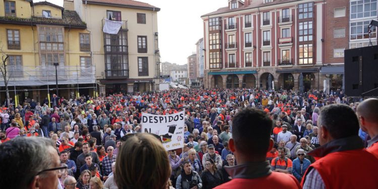 Multitudinaria protesta en Torrelavega contra los despidos en Bridgestone: «No somos números, somos familias»