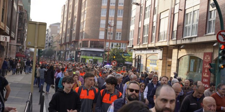 Multitudinaria protesta en Torrelavega contra los despidos en Bridgestone: «No somos números, somos familias»