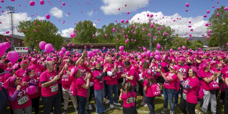 Cantabria reúne a más de 7.000 personas en un lazo humano solidario, pero no logra batir el Récord Guinness