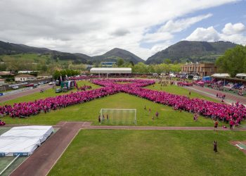 Cantabria reúne a más de 7.000 personas en un lazo humano solidario, pero no logra batir el Récord Guinness