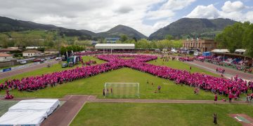 Cantabria reúne a más de 7.000 personas en un lazo humano solidario, pero no logra batir el Récord Guinness