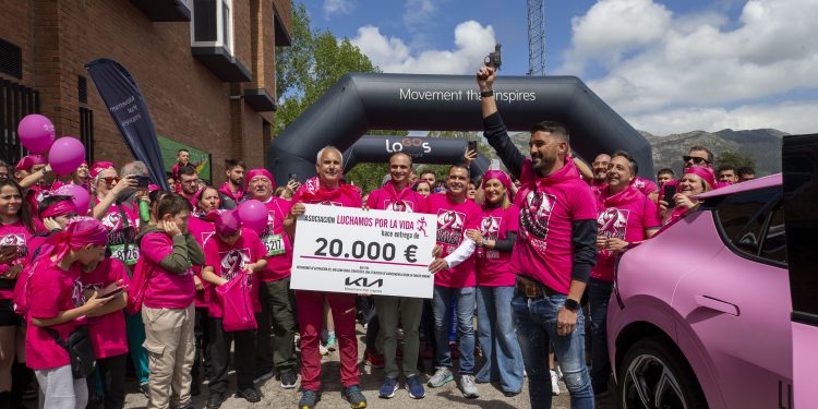 Cantabria reúne a más de 7.000 personas en un lazo humano solidario, pero no logra batir el Récord Guinness