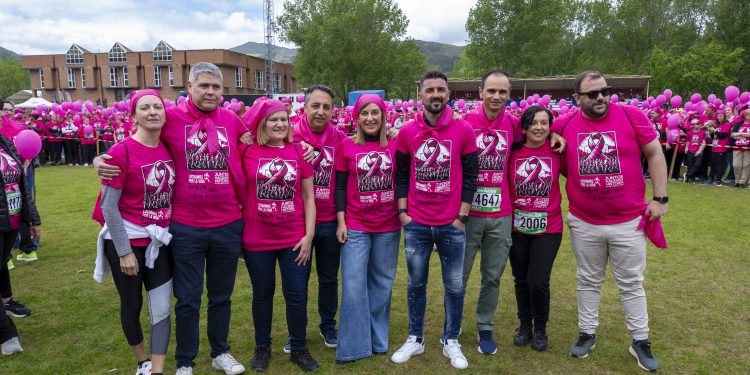 Cantabria reúne a más de 7.000 personas en un lazo humano solidario, pero no logra batir el Récord Guinness