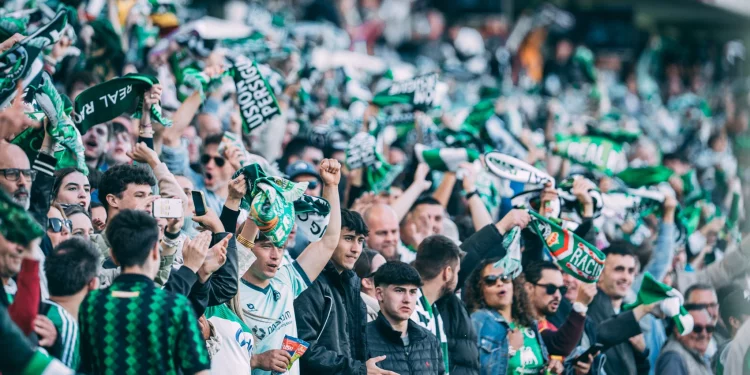 El Racing compensará con 10 euros a sus aficionados por las entradas de los partidos en Almería y Elda