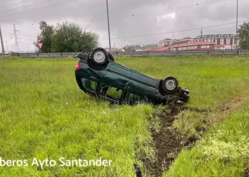 Dos accidentes simultáneos movilizan a los bomberos en la A-67 y la S-10