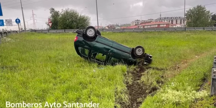 Dos accidentes simultáneos movilizan a los bomberos en la A-67 y la S-10