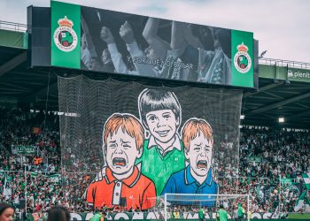 El CSD propone multar al Racing con 20.000 euros por un tifo «que incitaba claramente al odio»