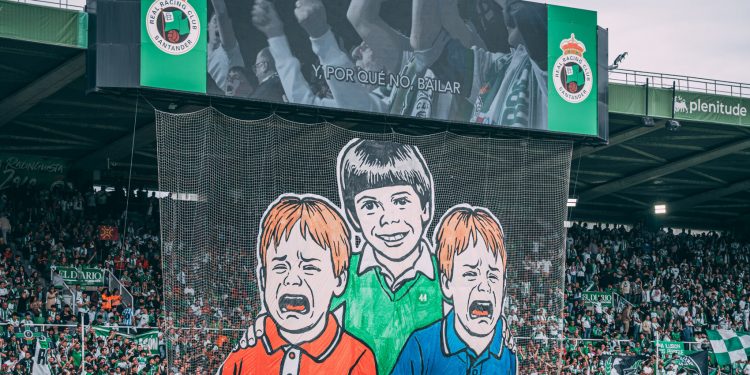 El CSD propone multar al Racing con 20.000 euros por un tifo «que incitaba claramente al odio»