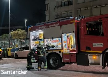 Un incendio en una vivienda de El Astillero obliga a intervenir a los Bomberos de Santander