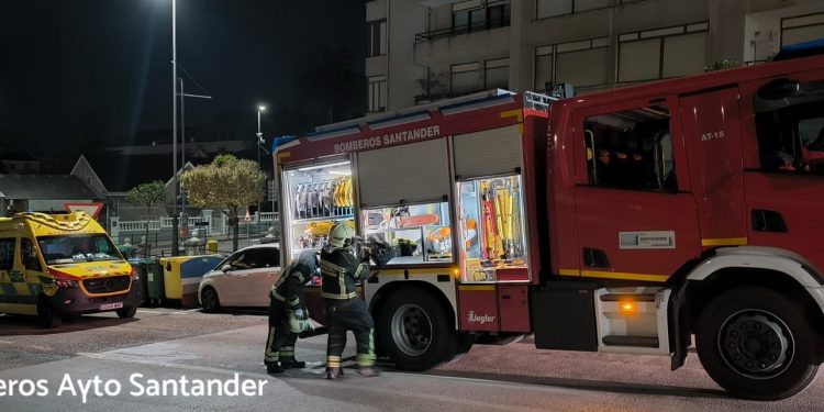 Un incendio en una vivienda de El Astillero obliga a intervenir a los Bomberos de Santander