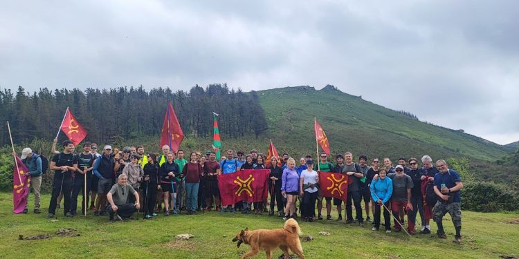 Cantabristas reúne a más de un centenar de personas en el Dobra contra el “absurdo” Parque Cuaternario
