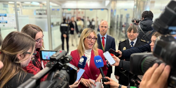 La delegada del Gobierno en Cantabria denuncia la “falta de humanidad” del Ejecutivo autonómico por la solicitud de expatriación de 18 menores migrantes