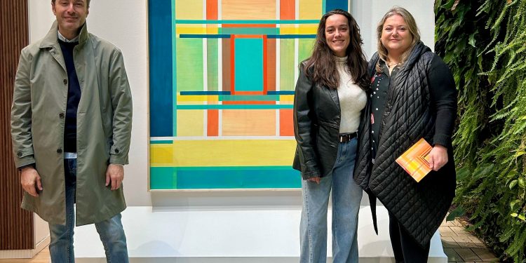 ‘Ajuar de Color’, de Débora Regalado, llena de emoción y memoria el Centro Cívico Tabacalera