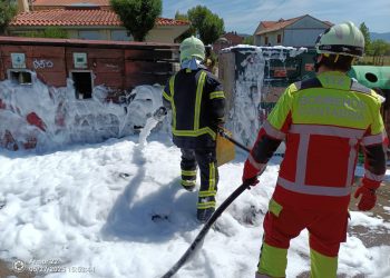Bomberos controlan un incendio en el punto limpio de Penagos tras una rápida intervención
